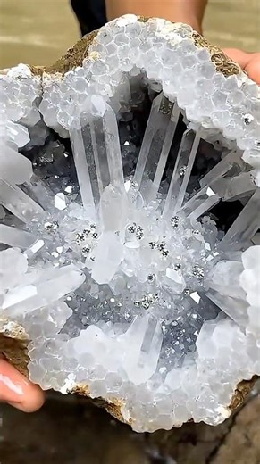 “You Won’t Believe What’s Inside This Rock… Pure Crystal Explosion 💎”