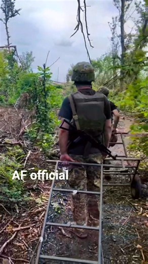 Ukrainian soldiers pick up food logistics #shorts