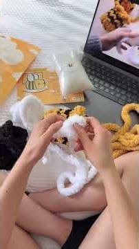 The perfect beginner-friendly DIY kit! 🐝 #handknit #crochet #amigurumi #diy
