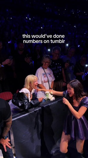 when red and blue equals purple 🙂‍↕️ @Olivia Rodrigo gives @Halsey her flowers during