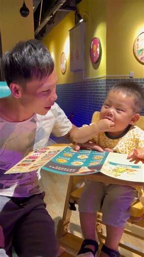 This father and son eat quickly, check and go home.😂 #Dad takes care of baby