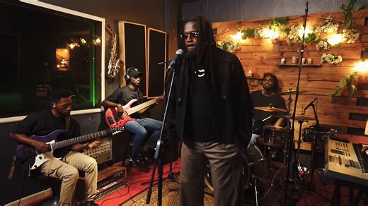 Samini (@samini_dagaati) delivers a strong performance of “Summer King” on Cue live Session. Check it out!#ghanamusic