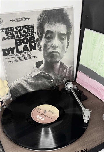 Sorti en janvier 1964, The Times They Are a-Changin’ est l’un des titres les plus emblématiques de Bob Dylan et un véritable hymne au changement. 🎸 Enregistrée en août 1963 à New York et publiée sur l’album du même nom, la chanson repose sur une instrumentation folk dépouillée : une guitare acoustique, un harmonica et cette voix nasillarde si caractéristique, presque incantatoire. Dylan y adopte une écriture directe, construite autour de couplets qui s’adressent tour à tour aux écrivains, aux c