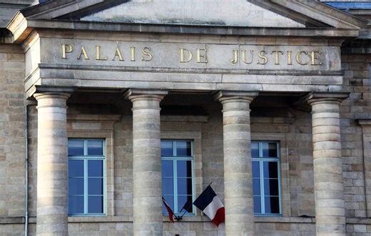 Orne : Des voitures incendiées et des tags devant le tribunal d’Alençon, deux jeunes suspects arrêtés