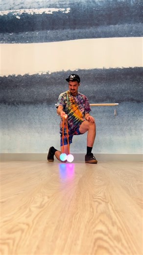 𝙈𝙞𝙣𝙙𝙛𝙪𝙡 𝙈𝙖𝙜𝙞𝙘 𝙈𝙤 ☀️🦉 on Instagram: "My first mirrored sequence, ENJOY! ⚡️ Half way thru a smile breaks over me, because the first half took MANY tries to get all the new tosses in one go, enjoy! 🥰🙏🏻✨💚 A mirror sequence is placed together ticks in combo and doing them in both directions! Like I did with the tosses in this flow! Great way to challenge the mind, and lock in coordination with both sides of the body at the same time! 🙌🏻⚡️🧠 @flowtoys 2.0 heads XL LED knobs by @ul