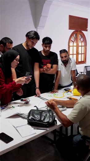 في Fibre Optique، الفهم الحقيقي يبدأ كي تخدم بيدك على المعدات 🔧 خلال دورة FTTH في SSP Academy، المشاركين يتدربوا عملياً على Raccordement ODN، التعامل مع مكونات الشبكة، Soudure Fibre، وتنظيم الألياف، وصولاً إلى الاختبارات باستعمال OTDR. الهدف هو تفهم مراحل العمل من التركيب حتى التحقق من جودة الـ liaison، وتكتسب تجربة عملية قريبة من الخدمة في الميدان. 📅 الدورة القادمة: من 08/11/2026 إلى 12/11/2026 حاب تطور مهاراتك في Fibre Optique وتزيدها لخدماتك؟ ابعتلنا رسالة باش تستلم برنامج الدورة 📩 #SSPAca