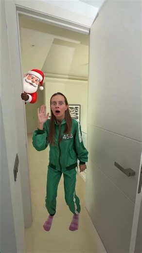 OMG How Player 456 escape from the Reindeer, Grinch and Santa?