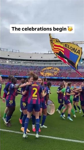 Barcelona players brought the drum out after reaching the UWCL final 😂🥁