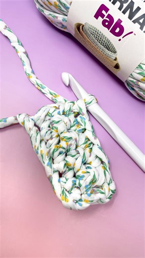 Yarnspirations on Instagram: "The forecast today calls for retro blooms, in a modern make ✿ Have you met Bernat Fab yet?! A little nostalgic, a lot iconic— this yarn pairs durability, crisp stitch definition and playful prints, all while holding it's squishy shape. Featuring a plush core wrapped in a printed fabric exterior, this yarn is perfect for knit, crochet, or even sewing projects. ✿ #7 Jumbo Weight ✿ 200 g/7 oz, 33 meters/37 yards ✿ 100% polyester ✿ Perfect for: home décor projects big o