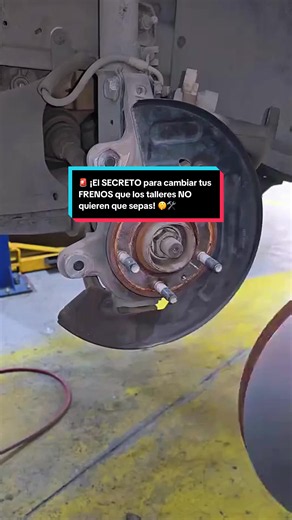 🚨 ¡El SECRETO para cambiar tus FRENOS que los talleres NO quieren que sepas! 🤫🛠️ ¿Tus frenos chillan o sientes que no responden bien? En este video te revelo el paso a paso definitivo para realizar un cambio de pastillas de freno y disco como un verdadero profesional. Aprende el truco exacto para instalar la mordaza (caliper), colocar los clips de retención y asegurar que tu auto frene suave y sin ruidos molestos. Deja de regalar tu dinero y domina el mantenimiento de tu auto con estos trucos