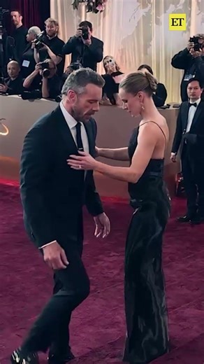 Kristen Bell and Dax Shepard just pulled up to the #GoldenGlobes and we're very much tuned in. 🤩