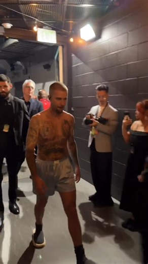 Former teen heartthrobs Justin Bieber and Harry Styles were seen backstage at the Grammys ✨ Justin did his first Grammys performance in 4 years, performing in nothing but boxers and socks, while the 'One Direction' star presented the award for album of the year at his first Grammys since 2023. Both stars thrilled the world with their return to the stage 🌟 📽️ : Grammys #JustinBieber #HarryStyles #Grammys2026 | HELLO! Canada