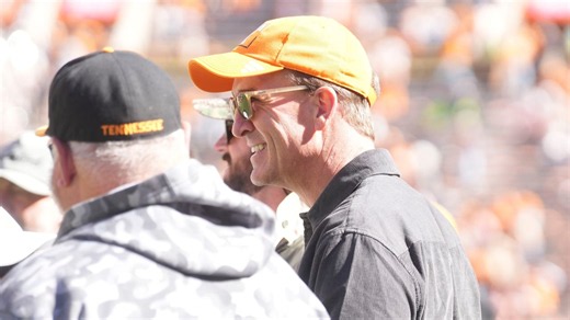 Peyton Manning, Riley Green watch Tennessee warm up for Alabama game