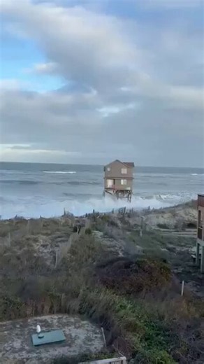 AWAKEN PATRIOTS NEWS on X: "🚨#BREAKING: Yet ANOTHER home has fallen into the ocean in the Outer Banks of North Carolina. This brings the total now to 9 homes that have collapsed in the past 96 hours." / X