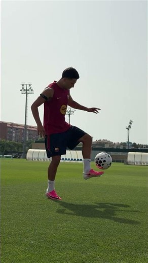Roony makes it look effortless.😮‍💨 #fcbarcelona #roony