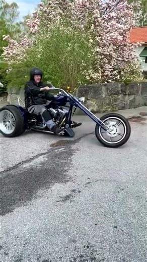 No that's an AWESOME Trike 👍😎 🖤