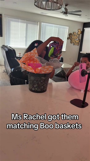 Girls Who Do Everything Together: Heartwarming Best Friend Moments