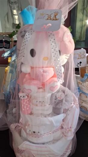 Diaper Cakes Greece👶tourtesmepanes on Instagram: "Hello kitty diapercake Πανέμορφη τούρτα με πάνες Στειλτε μνμ αν θέλετε να παραγγείλετε #hellokitty #babylove ##tourtesmepanes #babygift babyshower newborn"