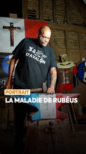 Rubéus, l’un des derniers forgerons à travailler de manière traditionnelle en France, nous avait ouvert les portes de sa forge pour nous faire découvrir son savoir-faire. Aujourd’hui, il revient sur un tout autre sujet : le bouleversement de sa vie depuis qu’il a appris être atteint d’un cancer. En quelques mois, son quotidien a radicalement changé, mais son témoignage nous rappelle avec émotion l’importance de profiter des petites choses de la vie à travers un message poignant et sincère. Tout 