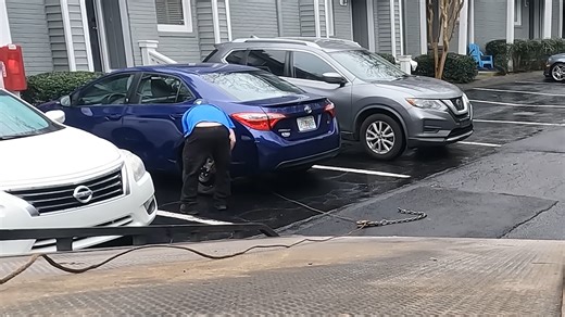That strap won’t hold it! - Dangerous load nearly became a disaster