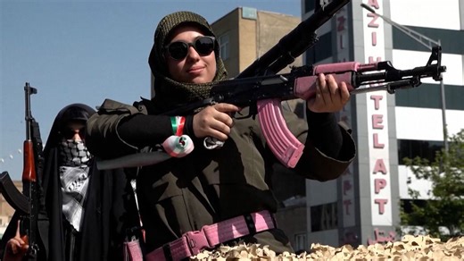 Mujeres y niñas asisten a una desafiante protesta en Irán contra Estados Unidos e Israel