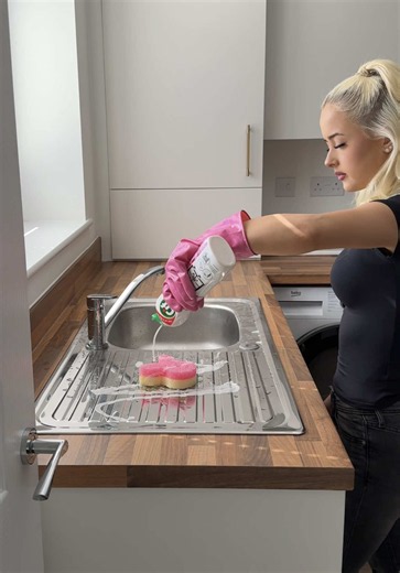 4 Thungs YOU should be cleaning at least WEEKLY 💞 #cleaning #cleantok #cleaningmotivaton #homecleaning #satisfying