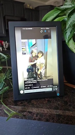 Digital Picture Frame That Family Can Send Photos To