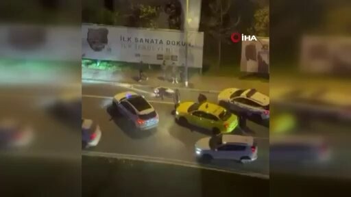Yeni Journal on X: ""Dur" ihtarına uymayan motosikletli kaçtı, polis havaya ateş açtı İstanbul'un Esenyurt ilçesinde polisin 'dur' ihtarına uymayan motosikletli şahıs kaçmaya başladı. Polis ekiplerinin takibiyle film sahnelerini aratmayan bir kovalamaca yaşanırken, bir süre sonra motosikleti bırakan şahıs koşmaya başladı. Polisin havaya ateş açarak şahsı yakaladığı o anları ise kameraya yansıdı." / X