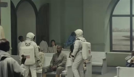🚨 Aliens disguised as humans in Kanye West’s new music video