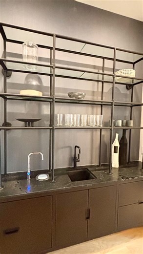 📺 You don’t need a whole free weekend to declutter. You just need this list—and your favorite show on in the background. As a professional organizer, I’m all about finding simple, low-stress ways to make progress around your home—especially when life is full. One of my favorite tricks? Pairing small decluttering tasks with something you already enjoy, like watching TV in the evening. Here are 16 things you can declutter while watching Netflix or binging your latest show: 1. Your junk drawer 2. 