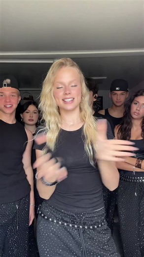Video van Adrenalin House ✪ (@adrenalinhouse.ru) over Flipping Bounce House