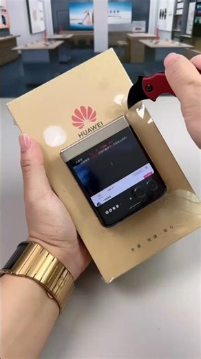 Motorola Razr 60 Hands-On | First Look at Futuristic Foldable Flagship #shorts