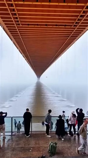 The dramatic scale of the Yangsigang Yangtze River Bridge bridge in Wuhan,It spans the Yangtze River, one of the longest rivers in the world,