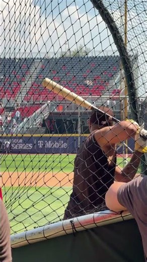 Fernando Tatis Jr. and Manny Machado hitting ABSOLUTE TANKS ahead of the #MexicoCitySeries 😳