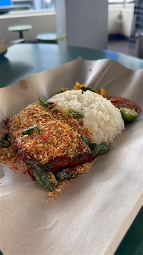 MasterChef Singapore Season 2’s winner Derek Cheong has opened a new hawker stall called Berempah Bros, and it serves unusual UNAGI BEREMPAH over rice! 📍 Berempah Bros #04-51, 144 Upper Bukit Timah Rd S588177 #8dayseathawker #berempahbros #unagi | 8 Days Singapore