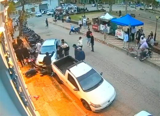 Camioneta pierde el control en Plaza Colón y provoca daños en varios vehículos - Zona Roja
