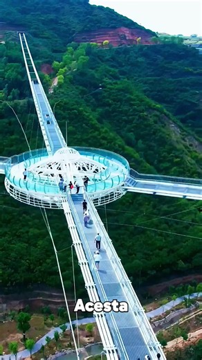 Acesta este unul dintre cele mai lungi poduri de sticlă din lume. Ai îndrăzni să traversezi acest pod de sticlă suspendat? #PodDeSticla #Aventura #Inginerie #Gansu #Turism