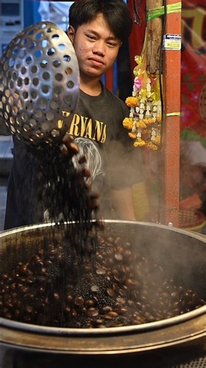 Famous Yaowarat Chinatown Roasted Chestnuts! 🌰🇹🇭