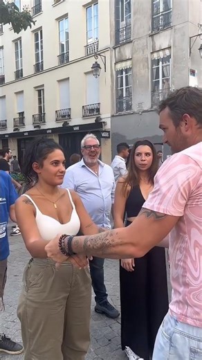 This Hypnosis Technique Looks Unreal 😬🌀.