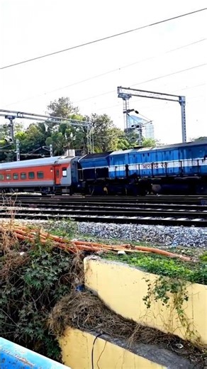 🚆⚡ Diesel Engine Express Train Powerful Pulling Action! 😱🔥 #shorts