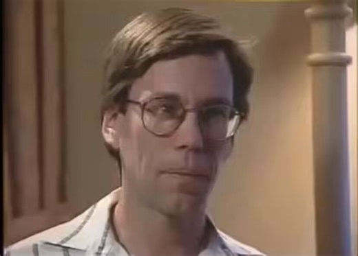 In this 1989 interview w/ Bob Lazar, he claims that he was briefed on genetic alterations carried out by aliens on simians, & that after 63 to 65 genetic corrections, the result was human beingsI feel like all the fuss over Bob’s UFO claims overshadow this *major* detail 😅