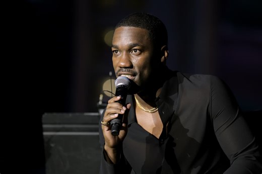 What time is Giveon on stage at the O2 Arena London tonight?