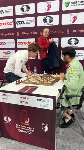 Magnus drops the queen, loses on time and slams the table 😱 #RapidBlitz #NorwayChess