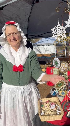 Old-Fashioned Christmas: The Ornament Made Like a Button