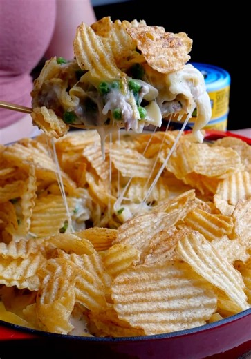 Tuna. Noodle. Casserole. The nostalgia! And with a CHIP topping?! This is probably the best tuna noodle casserole ever. Forget canned soup, it’s too easy to make this sauce from scratch. Super creamy, herby, and a little lemony with nice big chunks of the best tuna ever @Wild Planet Foods, a blanket of melty fontina and a borderline irresponsible amount of kettle chips on top – she’s classic, but she’s ✨elevated✨. You guys have seen me use Wild Planet like a million times so you probably know al