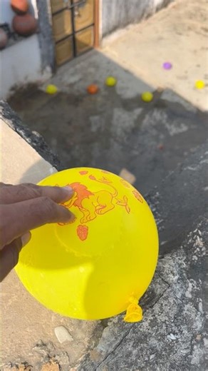 Experiment: Will a water balloon explode when it rolls down from a tall building?💥🎈#satisfying