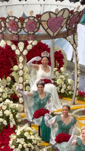 Rose Parade on Instagram: "Grace, leadership, and tradition in full bloom 🌹✨ The 2026 Pasadena Tournament of Roses Rose Court, presented in partnership with Mikimoto, shines on Colorado Boulevard—celebrating a legacy of service, scholarship, and community. Adorned with Mikimoto’s timeless pearls, the Rose Court represents the very heart of The Magic in Teamwork, embodying poise, purpose, and the enduring spirit of the Rose Parade. 👑🌹 #RoseParade #RoseCourt #MagicInTeamwork @phxdecoco"