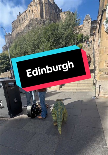 BRAMBLE HAS BEEN LET LOOSE IN EDINBURGH! 🦖🏴󠁧󠁢󠁳󠁣󠁴󠁿 Today we took Bramble for a little wander through the streets of Edinburgh… because apparently taking a dinosaur sightseeing is completely normal now. 😂 He met loads of locals and tourists, made plenty of people smile and, of course, managed to make a few unsuspecting people jump along the way. 😳🦖 We had an absolutely brilliant time exploring this amazing city and Bramble certainly knows how to make an entrance! If you spotted us in Ed