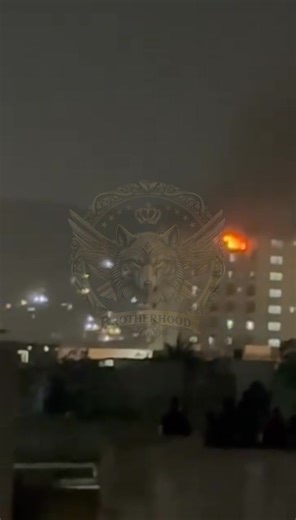 🚨 #KARACHI BLAST UPDATE ‼️ A powerful explosion occurred in an apartment on the top floor of a residential building in North Nazimabad. Video footage shows flames raging from the affected unit. According to initial reports, the blast was caused by a gas cylinder. Further details are being gathered. | Brotherhood