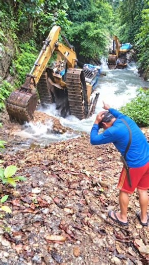 ACCIDENT EXCAVATOR.! CATERPILLAR MINING EXCAVATOR OVERTURNED HEADING TO THE GOLD MINES #caterpillar